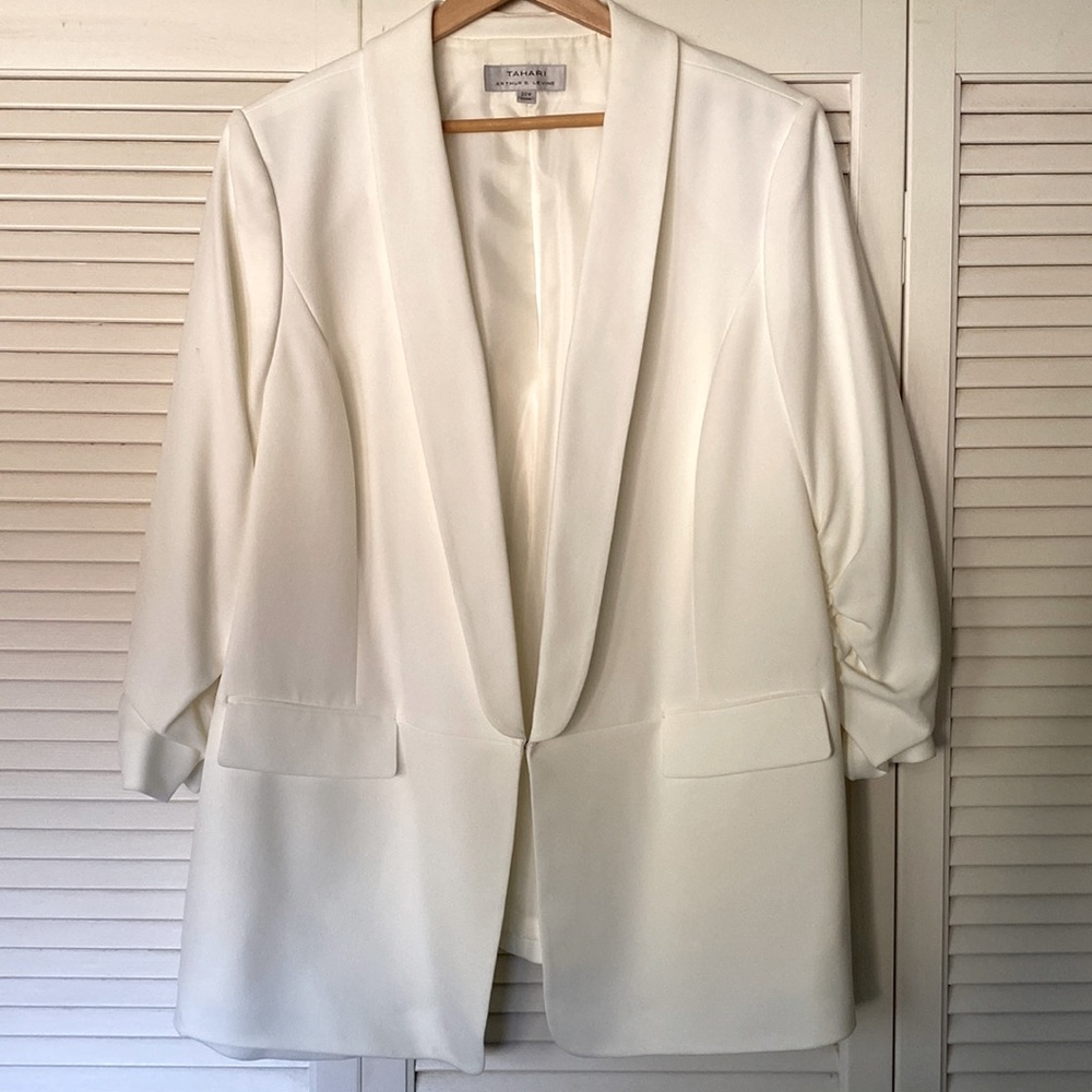 Tahari 20W white lined blazer w/puckered sleeves